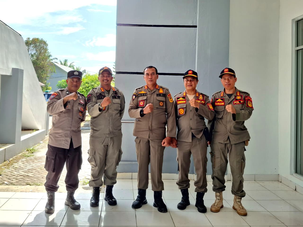 SATPOL PP MUKOMUKO SIAGAKAN 54 PERSONEL KAWAL AKSI HARI BURUH NASIONAL DI KANTOR DPRD MUKOMUKO